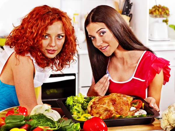 Mulheres cozinhar frango na cozinha . — Fotografia de Stock