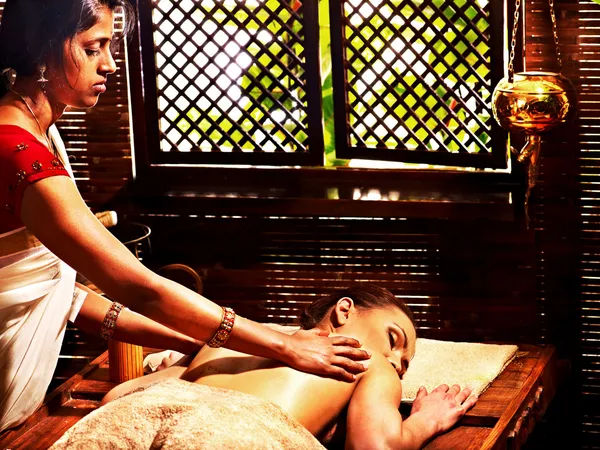 Frau mit ayurvedischer Wellnessbehandlung. — Stockfoto