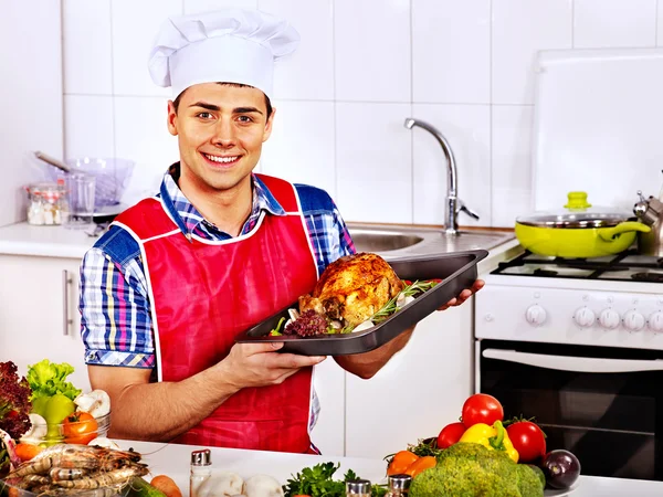 Homme au chapeau de chef cuisinier poulet — Photo