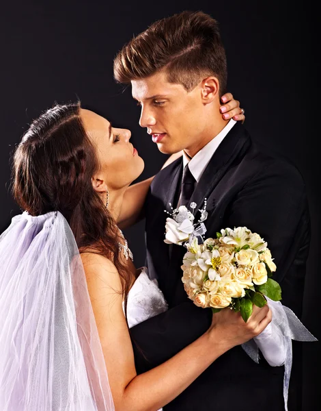 Pareja vistiendo vestido de novia y traje . — Foto de Stock