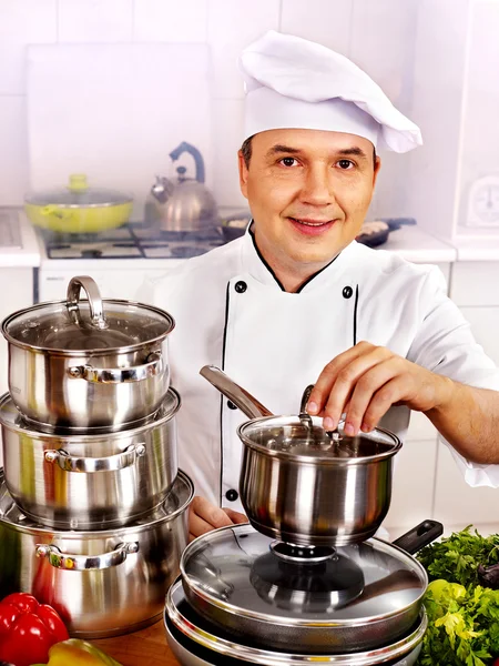 Hombre en sombrero de chef cocinar pollo — Foto de Stock