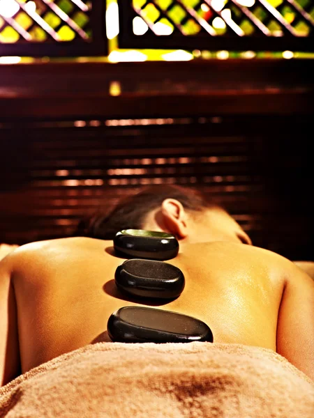 Mujer teniendo masaje ayurvédico de piedra . —  Fotos de Stock