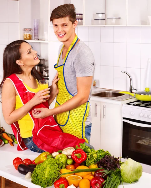 Casal cozinhar na cozinha . — Fotografia de Stock