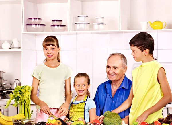 Familie koken in de keuken. — Stockfoto