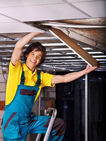 Homem instalando teto suspenso — Fotografia de Stock