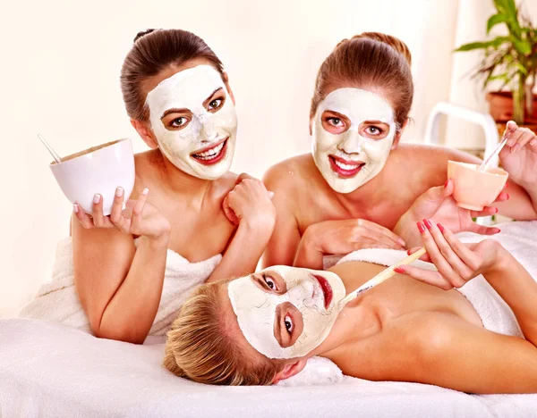 Groupe de femmes avec masque facial . — Photo