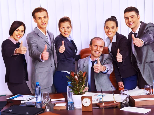 Groupe d'hommes d'affaires au bureau . — Photo