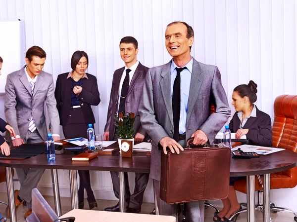 Groupe d'hommes d'affaires au bureau . — Photo