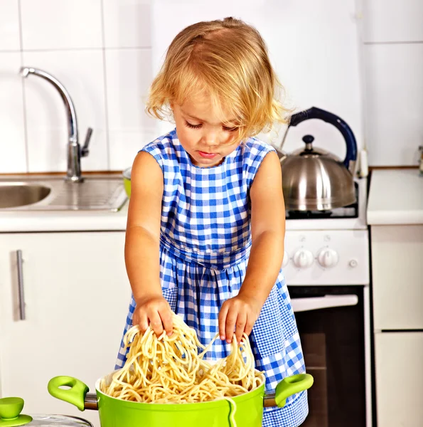 Niños cocinando en la cocina . — Foto de Stock