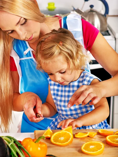 Mor och barn matlagning på kök. — Stockfoto