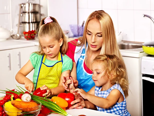 Mother and daughter cooking at kitchen. — Stock Photo, Image