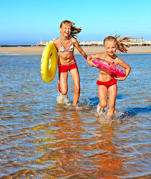Children holding hands running on  beach. — Stock Photo, Image