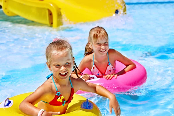 Kind op Wasser Rutsche op aquapark. — Stockfoto