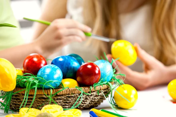 Los niños pintan huevos de Pascua en casa . — Foto de Stock