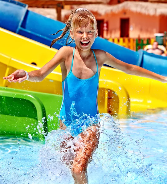 Bambino sullo scivolo d'acqua all'aquapark . — Foto Stock