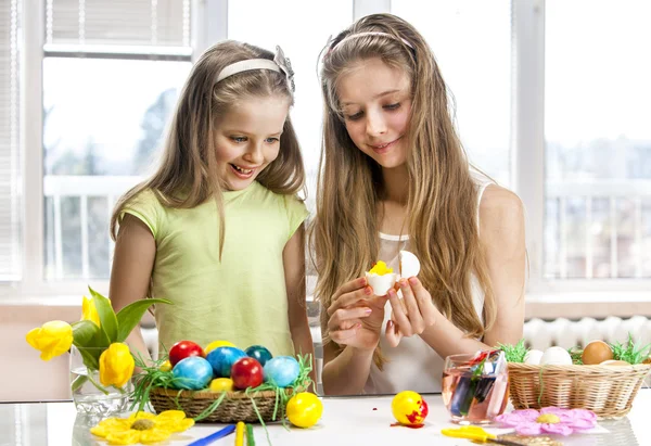 Los niños pintan huevos de Pascua en casa — Foto de Stock