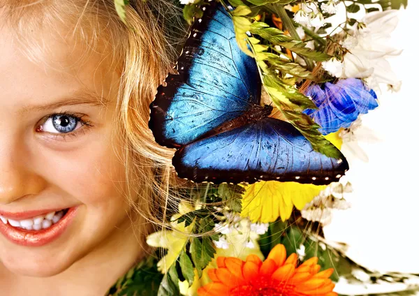 Маленька дівчинка з квітковою зачіскою . — стокове фото