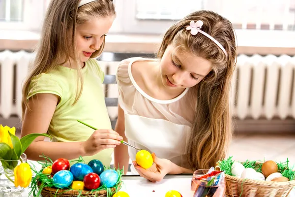 Children paint Easter eggs at home. — Stock Photo, Image