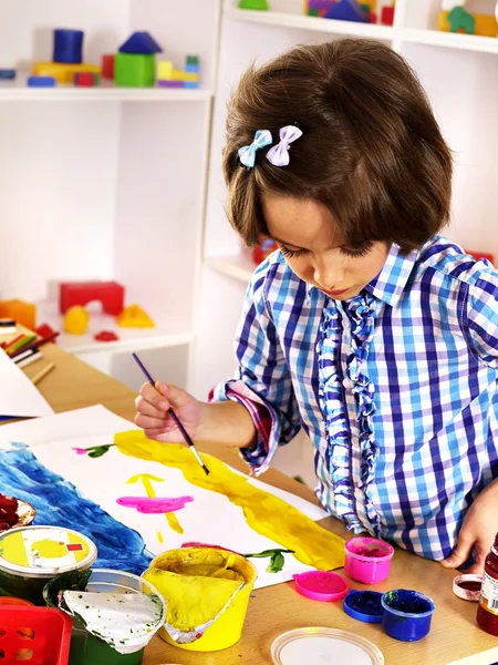 Kindermalerei an der Staffelei. — Stockfoto