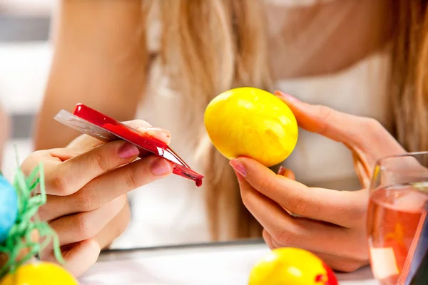 Children paint Easter eggs at home. — Stock Photo, Image