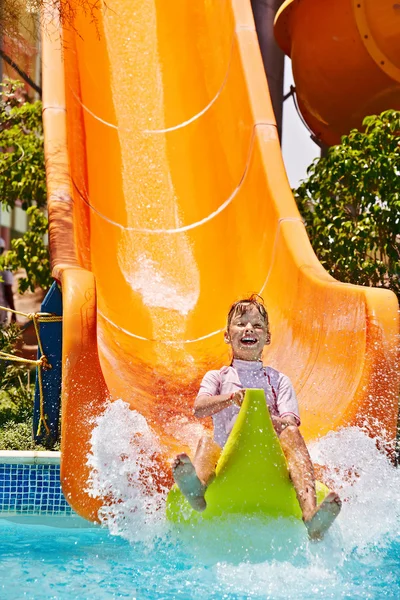 Barn på vattenrutschbana på aquapark. — Stockfoto