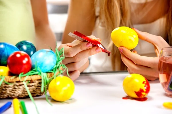 Los niños pintan huevos de Pascua en casa . — Foto de Stock