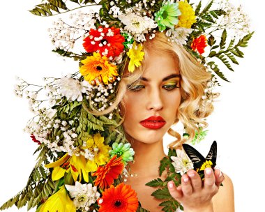 Kelebek ve çiçek olan kadın.