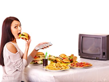 hızlı yemek yeme ve tv izlerken kadın.