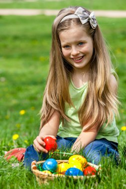 çocuk bul Paskalya yortusu yumurta açık.