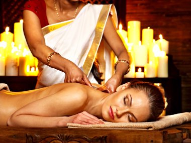 Ayurveda spa tedavisi olan kadın.