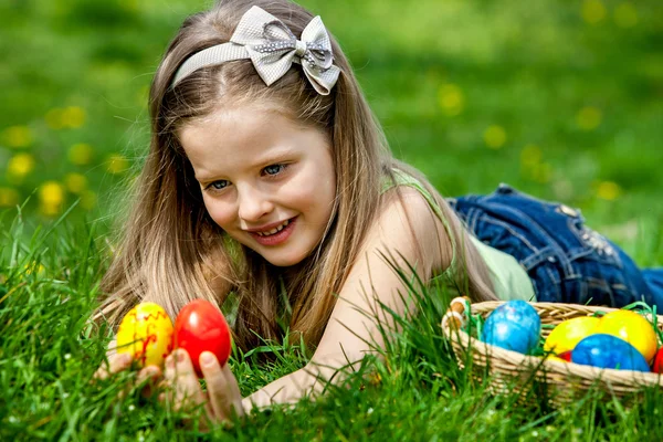 Niño encontrar huevo de Pascua al aire libre . —  Fotos de Stock