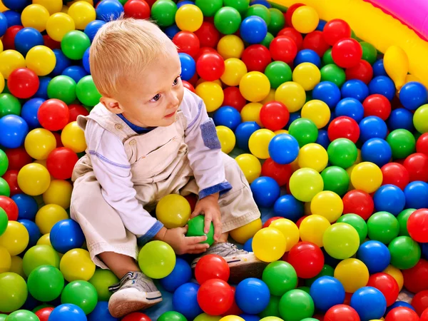 Niño en bola de colores . — Foto de Stock