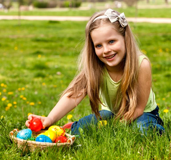 Barn hitta påskägg utomhus. — Stockfoto