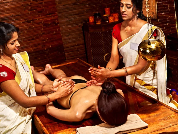 Donna che ha un trattamento termale ayurvedico . — Foto Stock