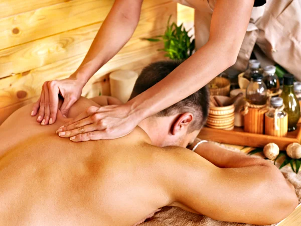 Kvinna får bambu massage. — Stockfoto