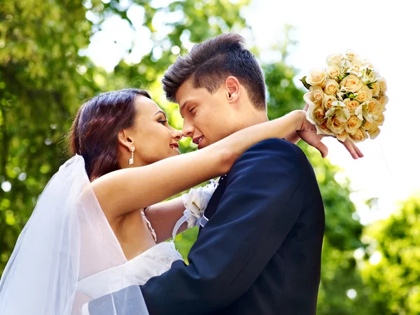 Bruden och brudgummen med blomma utomhus. — Stockfoto