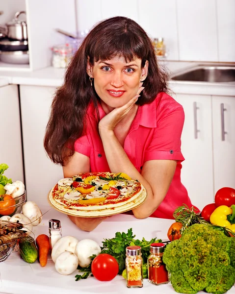 Glückliche Frau beim Pizza kochen. — Stockfoto