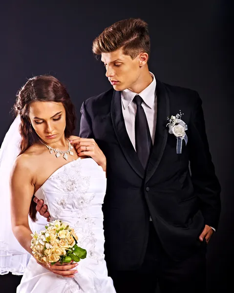 Casal vestindo vestido de noiva e traje . — Fotografia de Stock