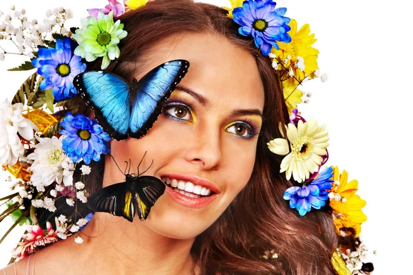 Mujer con flor y mariposa . — Foto de Stock