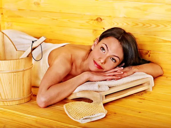 Mädchen in der Sauna. — Stockfoto