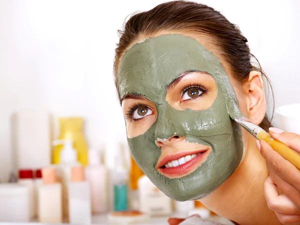 Masque facial en argile dans un spa de beauté . — Photo