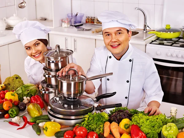 Homem em chapéu de chef e mulher cozinhando  . — Fotografia de Stock