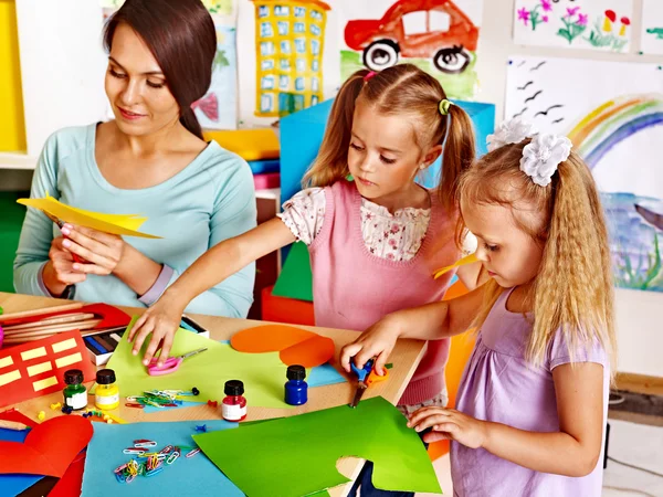 Niños con maestro en el aula . — Foto de Stock