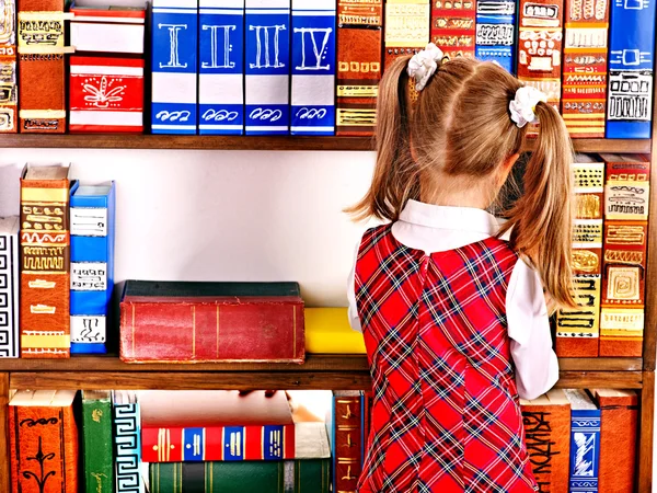 Kind met stapel boeken. — Stockfoto