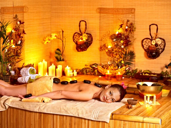 Mujer recibiendo masaje de piedra terapia  . — Foto de Stock