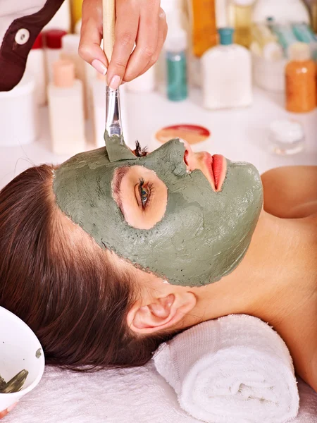 Clay facial mask in beauty spa. — Stock Photo, Image