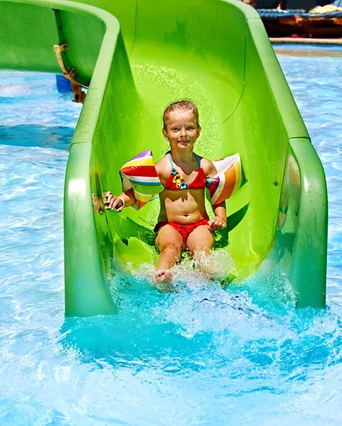 Child on water slide at aquapark. — Stock Photo, Image