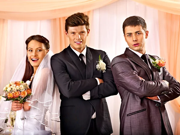 Couple de mariage et invités à boire du champagne . — Photo