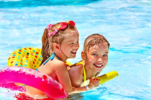 Niños en piscina . — Foto de Stock