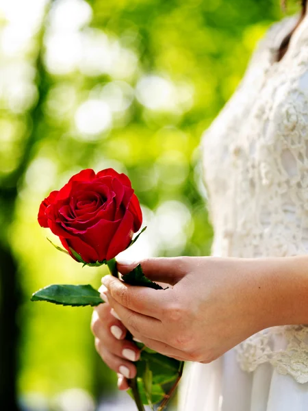 Bride with rose bouquet — Stock Photo, Image